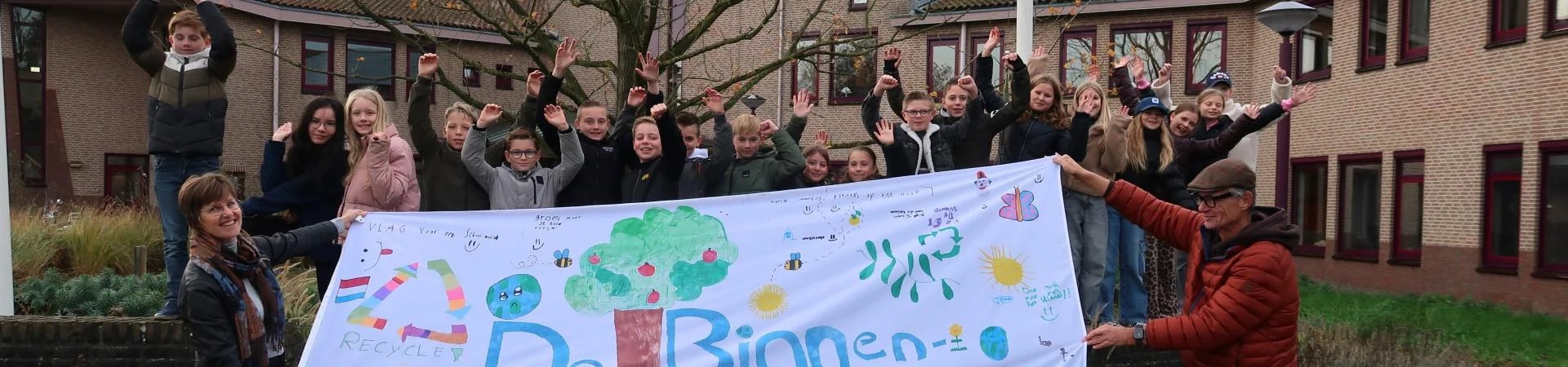 Vlag voor een schone wereld gehesen bij het gemeentehuis